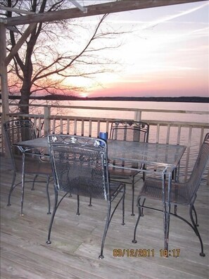 Outdoor dining - Love Sunsets?   Glory in a natural, cozy,  rustic setting (Huddleston)