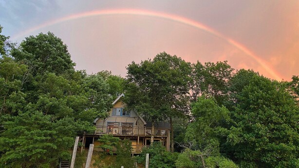 A house with a deck, surrounded by trees. - Love Sunsets?   Glory in a natural, cozy,  rustic setting (Huddleston)