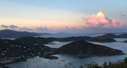 AC & Trade winds, Huge VIEW, private, pool, gardens, perfect for couples or FAM.