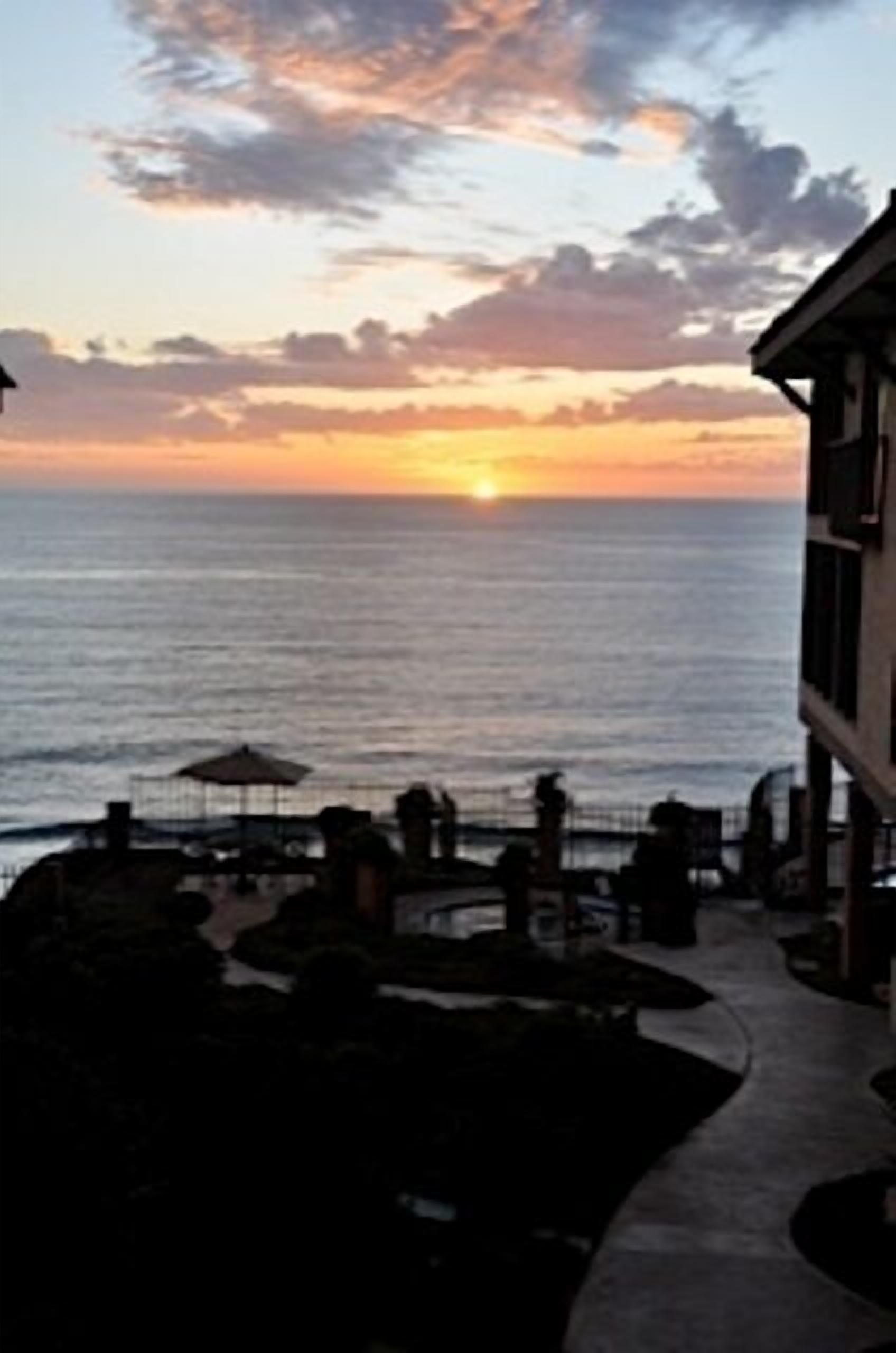 Ocean Front Complex: Last Minute Specials: Walking distance Del Mar Track/Shops