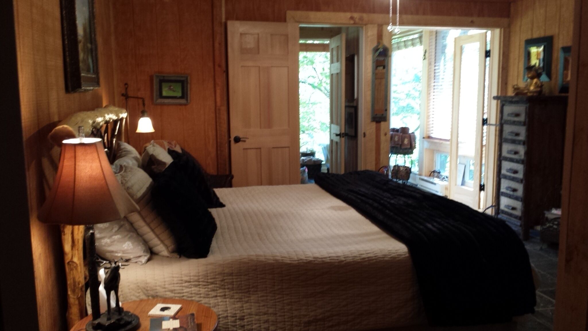 Waterfront cabin, treehouse embraced by 52 acre nature preserve and USFS