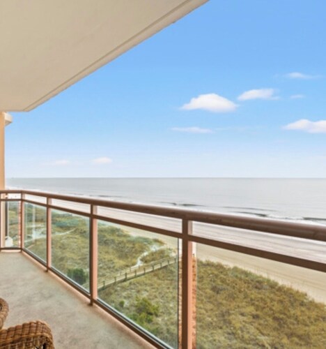 Beautiful Oceanfront Condo near Cherry Grove! A few miles from Barefoot Landing!