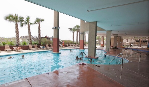 Alberca techada y alberca al aire libre