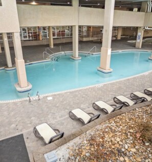 Een binnenzwembad en een buitenzwembad