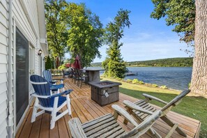Terrace/patio - Papa`s Paradise: private lake home with pool table (Dundee)
