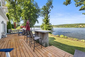Outdoor dining - Papa`s Paradise: private lake home with pool table (Dundee)