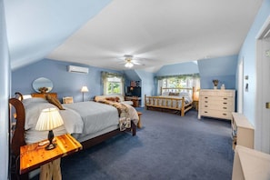 4 bedrooms, desk, iron/ironing board, free WiFi - Papa`s Paradise: private lake home with pool table (Dundee)