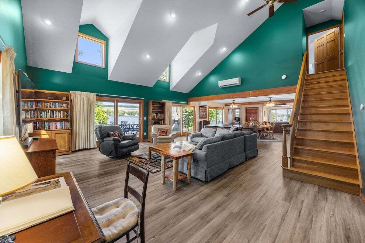 TV connectée, cheminée, lecteur de DVD, table de tennis de table