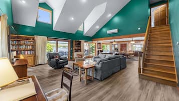 TV connectée, cheminée, lecteur de DVD, table de tennis de table