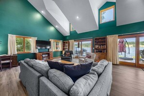 Smart TV, chimenea, reproductor de DVD y tenis de mesa 