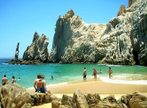 En la playa, camastros y toallas de playa 