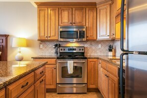 Geladeira, micro-ondas, fogão, cooktop