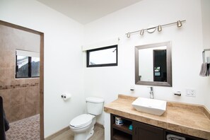 Shower, hair dryer, towels, soap - Casa CascadaCerritos View casita  private pool oasis mins to the beach 
est 2012 (El Pescadero)