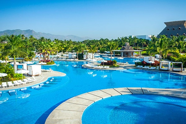 Picture of the pool at the Grand Mayan in Acapulco.
