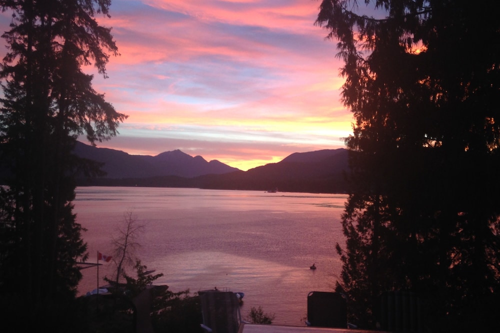 Lake Front cottage -- Cozy winter fall and winter get away - Monthly discount