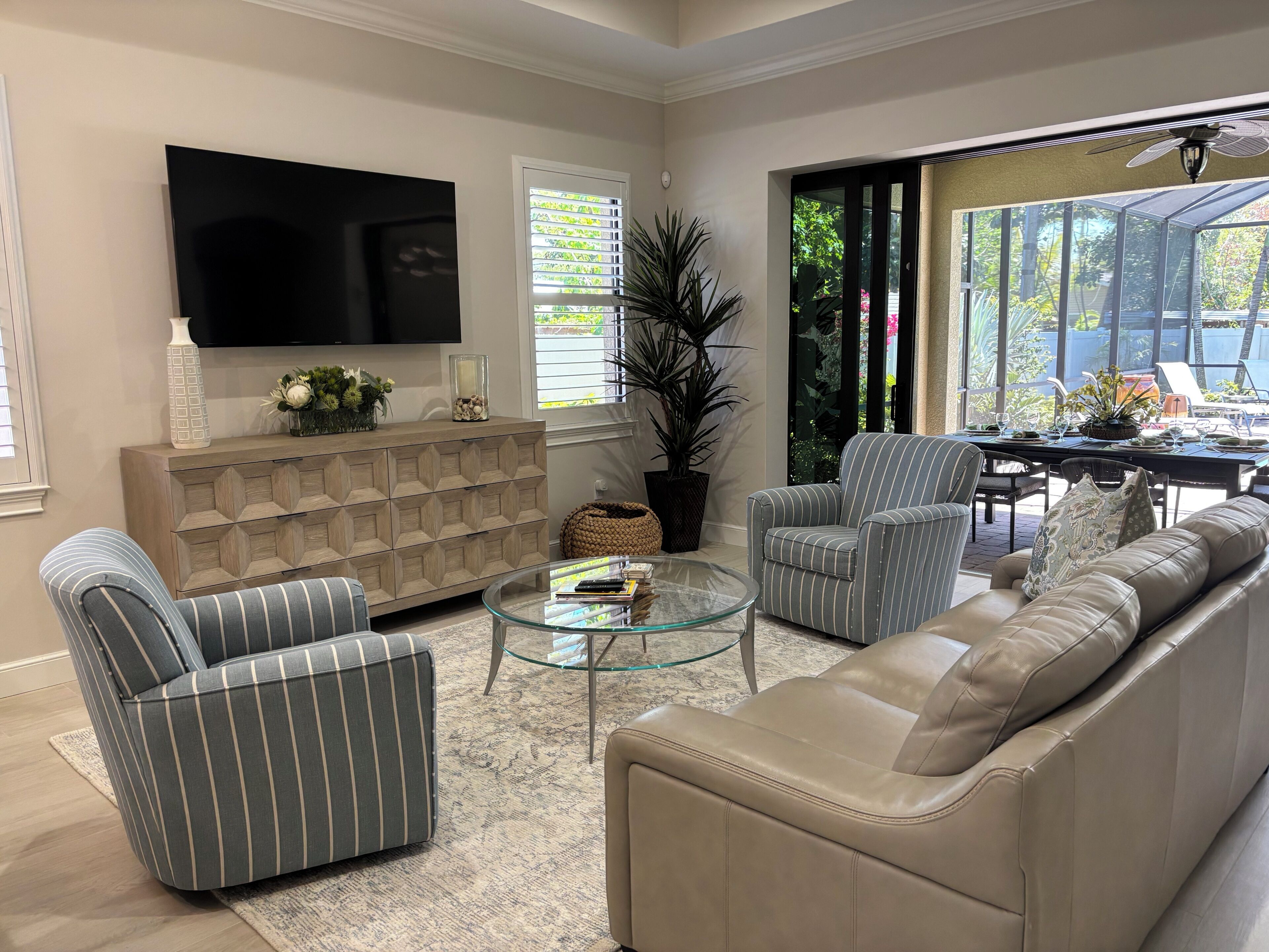 Smart TV, books, stereo, offices