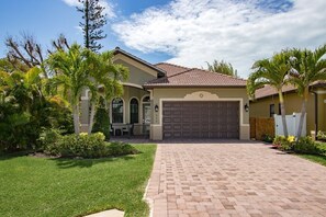 Exterior - Beautiful Naples Home:  Private Pool and only 4-Minute Drive to Vanderbilt Beach (Naples)