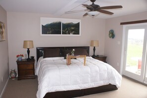 2 室のベッドルーム、セーフティボックス (室内)、デスク、アイロン / アイロン台