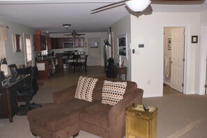 Smart TV, fireplace, video game console, DVD player - The Guest Quarters @ The Kennedy Manor (Kutztown)