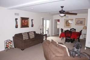 Smart TV, fireplace, video game console, DVD player - The Guest Quarters @ The Kennedy Manor (Kutztown)