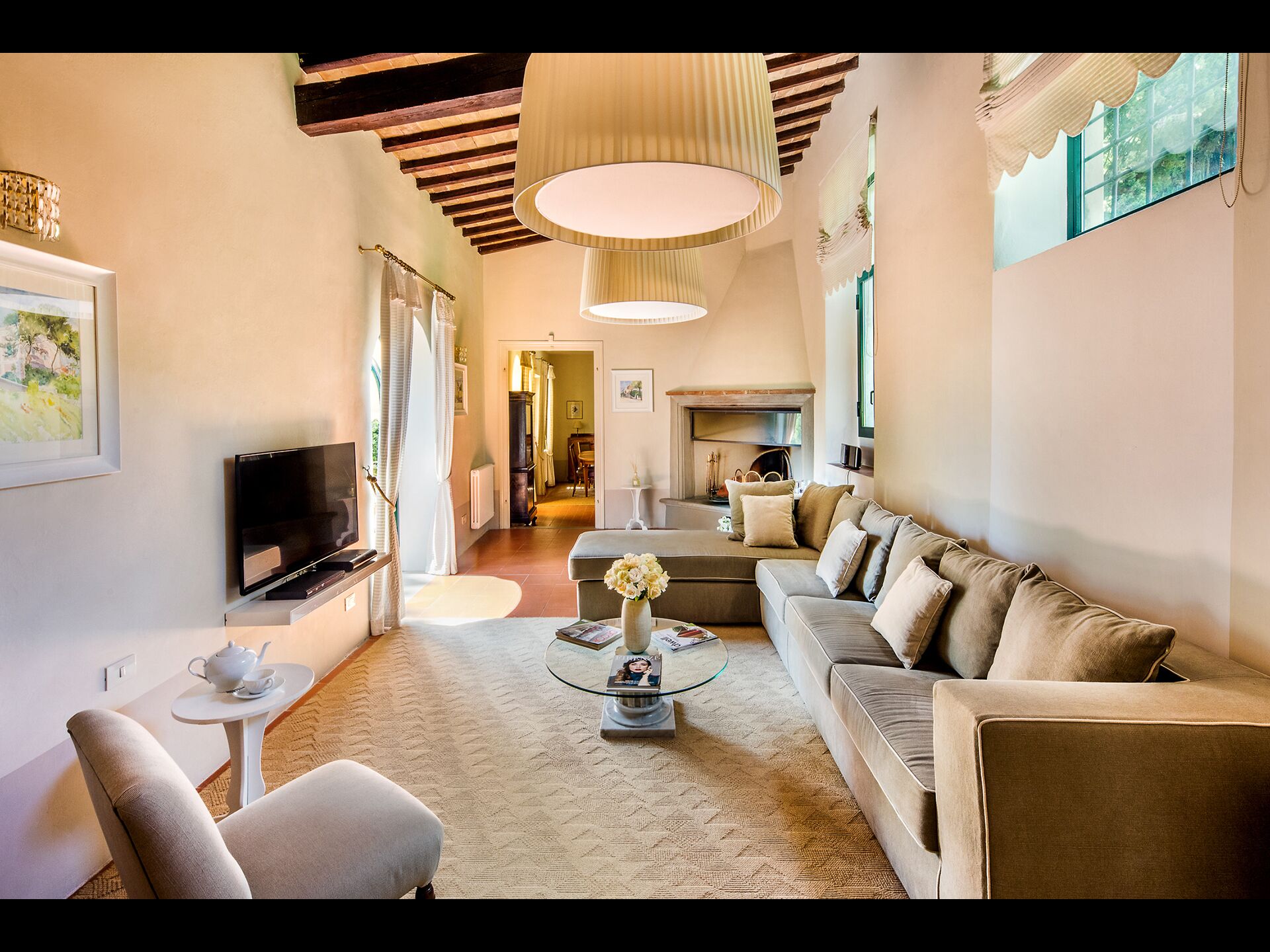 ONE MILE FROM HEART OF HISTORIC FLORENCE, STUNNING 5BD-5BA VILLA W/ HEATED POOL!