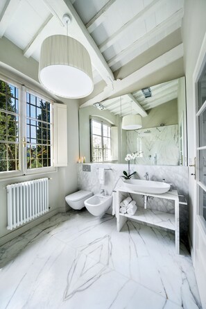 Doccia, asciugacapelli, bidet, asciugamani