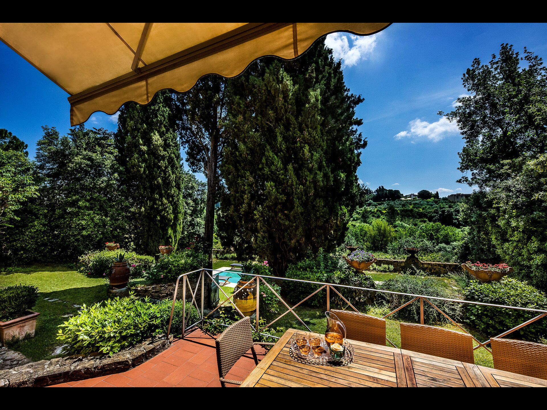 ONE MILE FROM HEART OF HISTORIC FLORENCE, STUNNING 5BD-5BA VILLA W/ HEATED POOL!