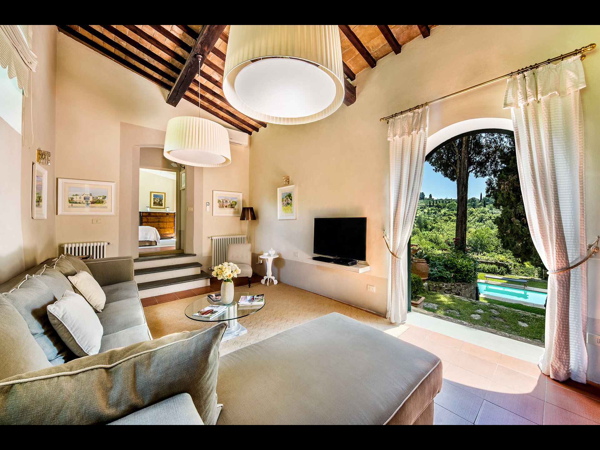 ONE MILE FROM HEART OF HISTORIC FLORENCE, STUNNING 5BD-5BA VILLA W/ HEATED POOL!