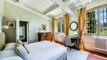 5 Schlafzimmer, Zimmersafe, Schreibtisch, BĂŒgeleisen/BĂŒgelbrett