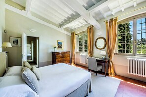 5 camere, una cassaforte in camera, una scrivania, ferro/asse da stiro