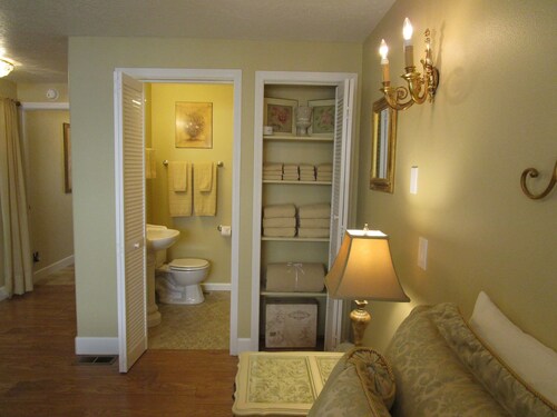 Elegant & Spacious Home!! 5 Bed & 3 Bath, 15 min. to U of O, Sleeps 14, 174.00