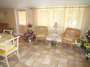 TV, video games, DVD player, books - Elegant & Spacious Home!! 5 Bed & 3 Bath, 15 min. to U of O, Sleeps 14, 174.00 (Creswell)