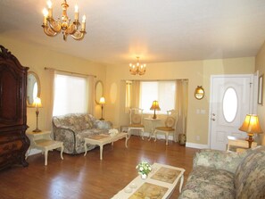 تلفزيون، ألعاب فيديو، مشغل دي في دي، كُتُب