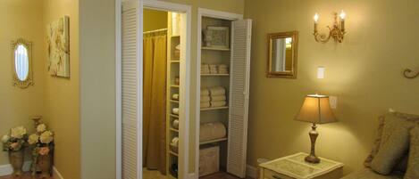 5 chambres, fer et planche à repasser, Wi-Fi gratuit, draps fournis