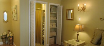 Elegant og romslig hjem !! 5 Bed & 3 Bath, 15 min. til U of O, soveplass til 15, $ 150. 00