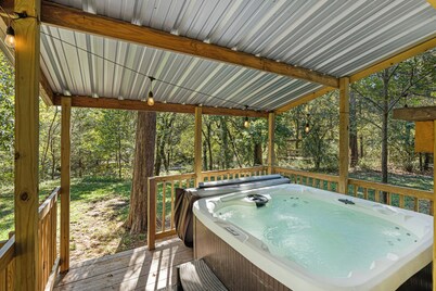 Magnolia River Cabin - Sleeps 8-River-Hot tub