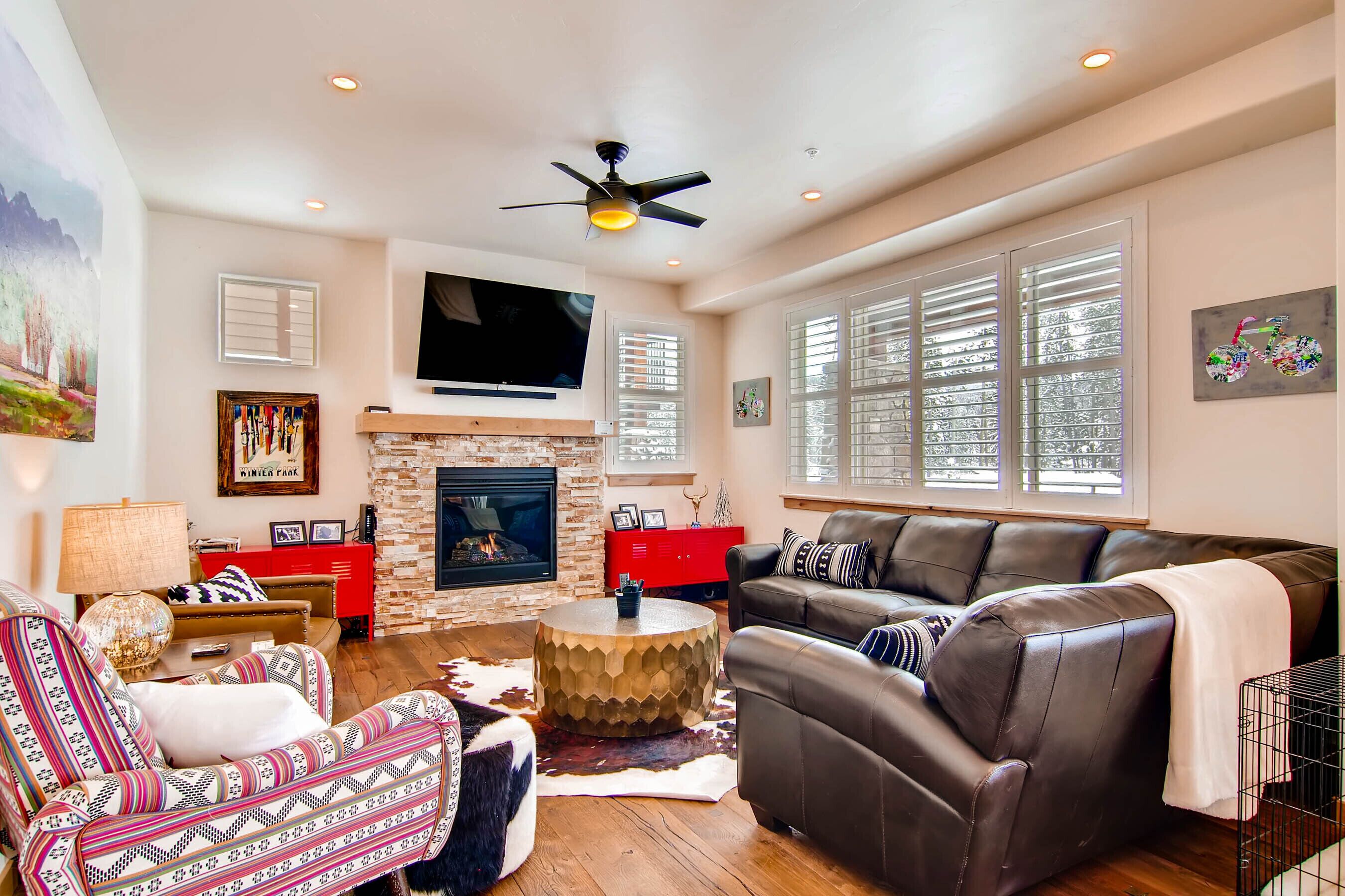 New Private Hot Tub: Downtown, Walk to Town, Pets OK, Luxury Finishes, Near Bus