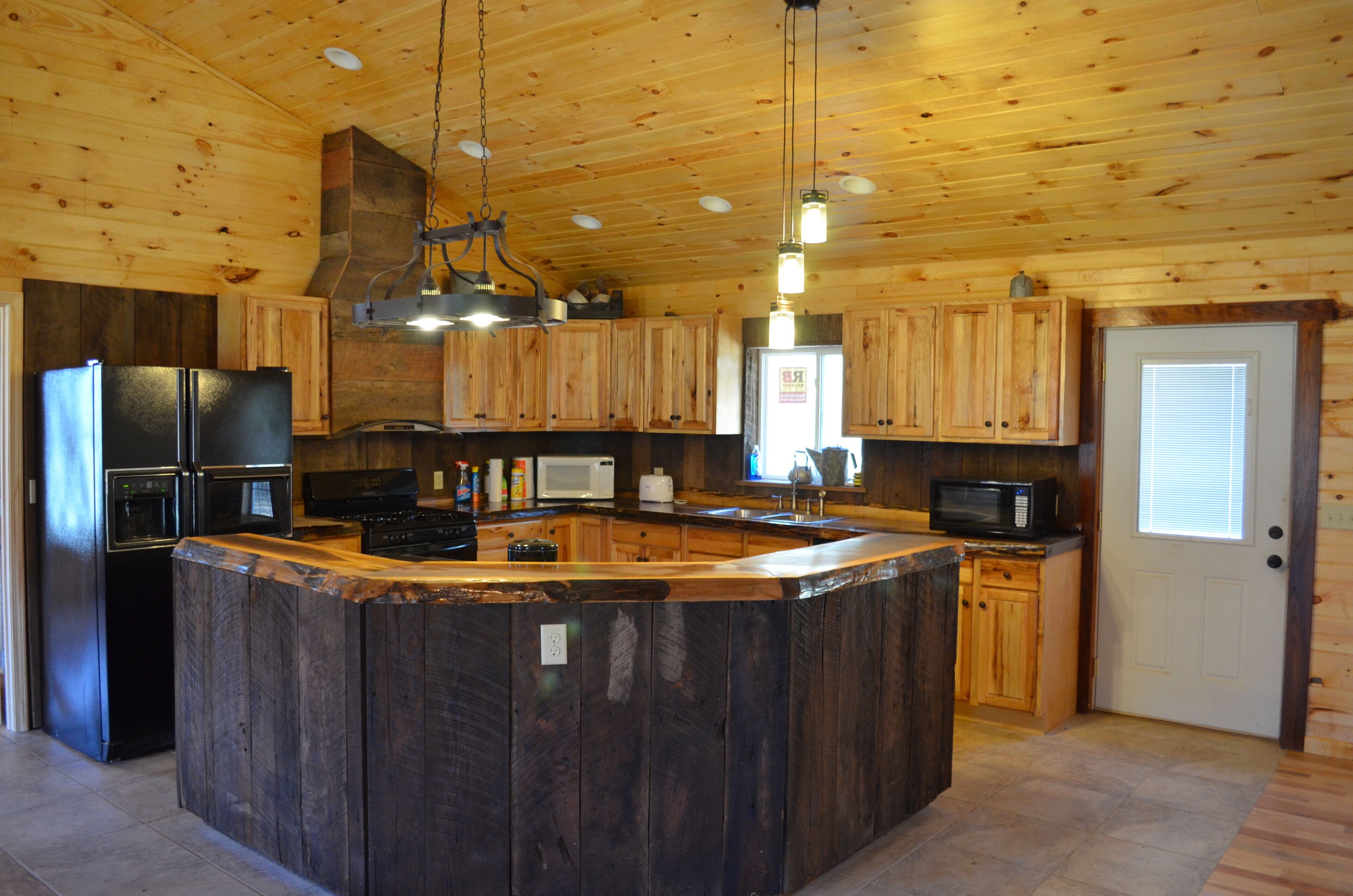 Riverfront Log Cabin, Private Hot Tub, Fireplace, River Access, Universal Access