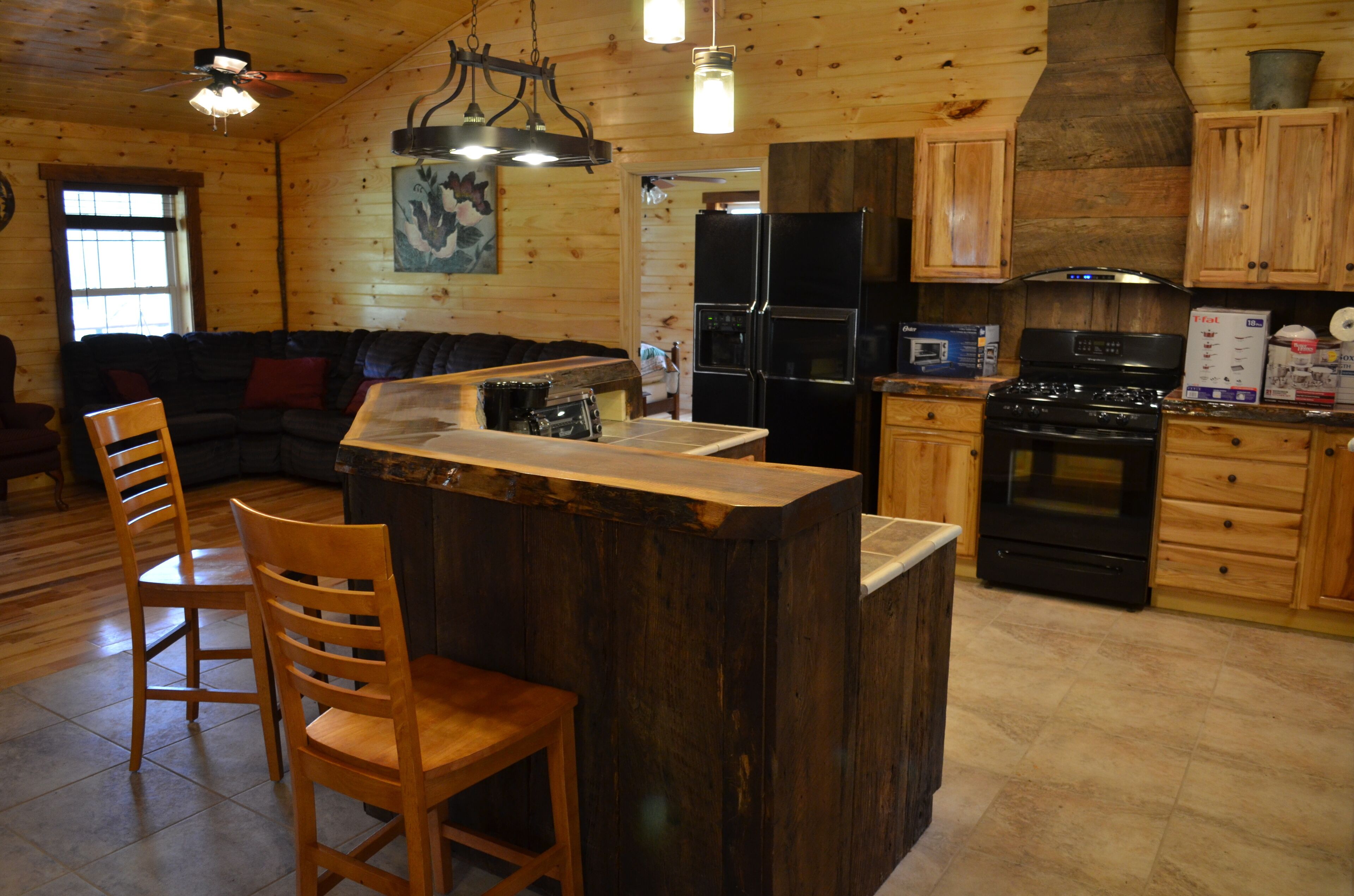 Riverfront Log Cabin, Private Hot Tub, Fireplace, River Access, Universal Access