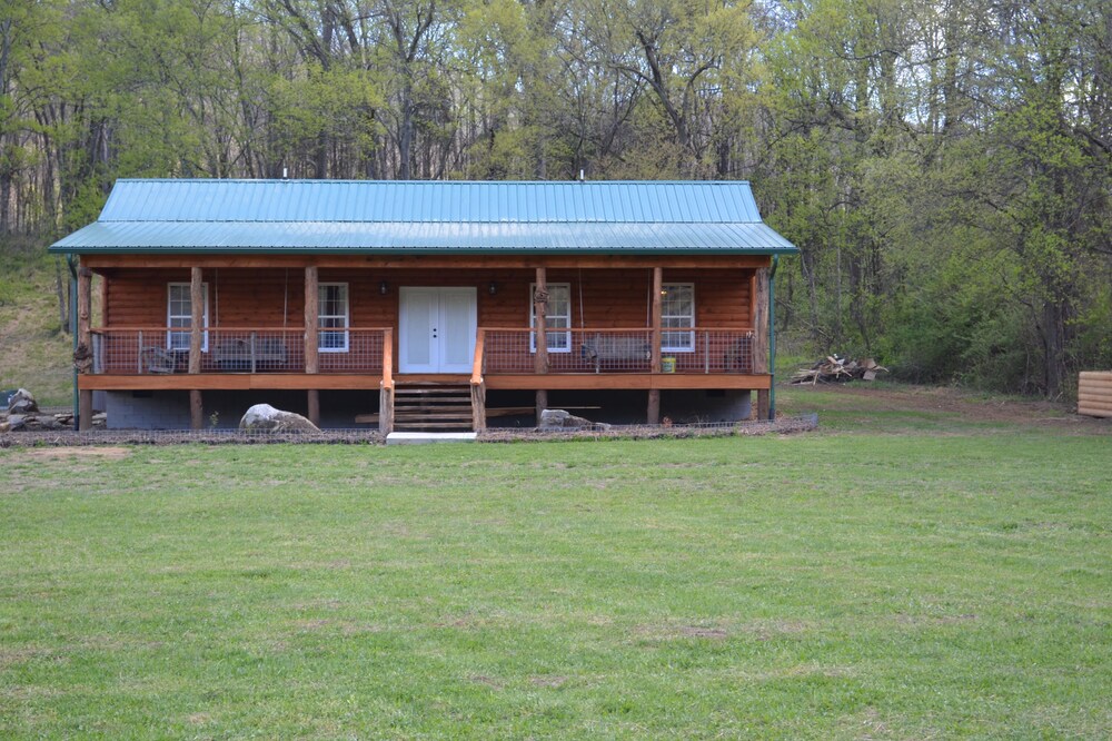 Riverfront Log Cabin, Private Hot Tub, Fireplace, River Access, Universal Access