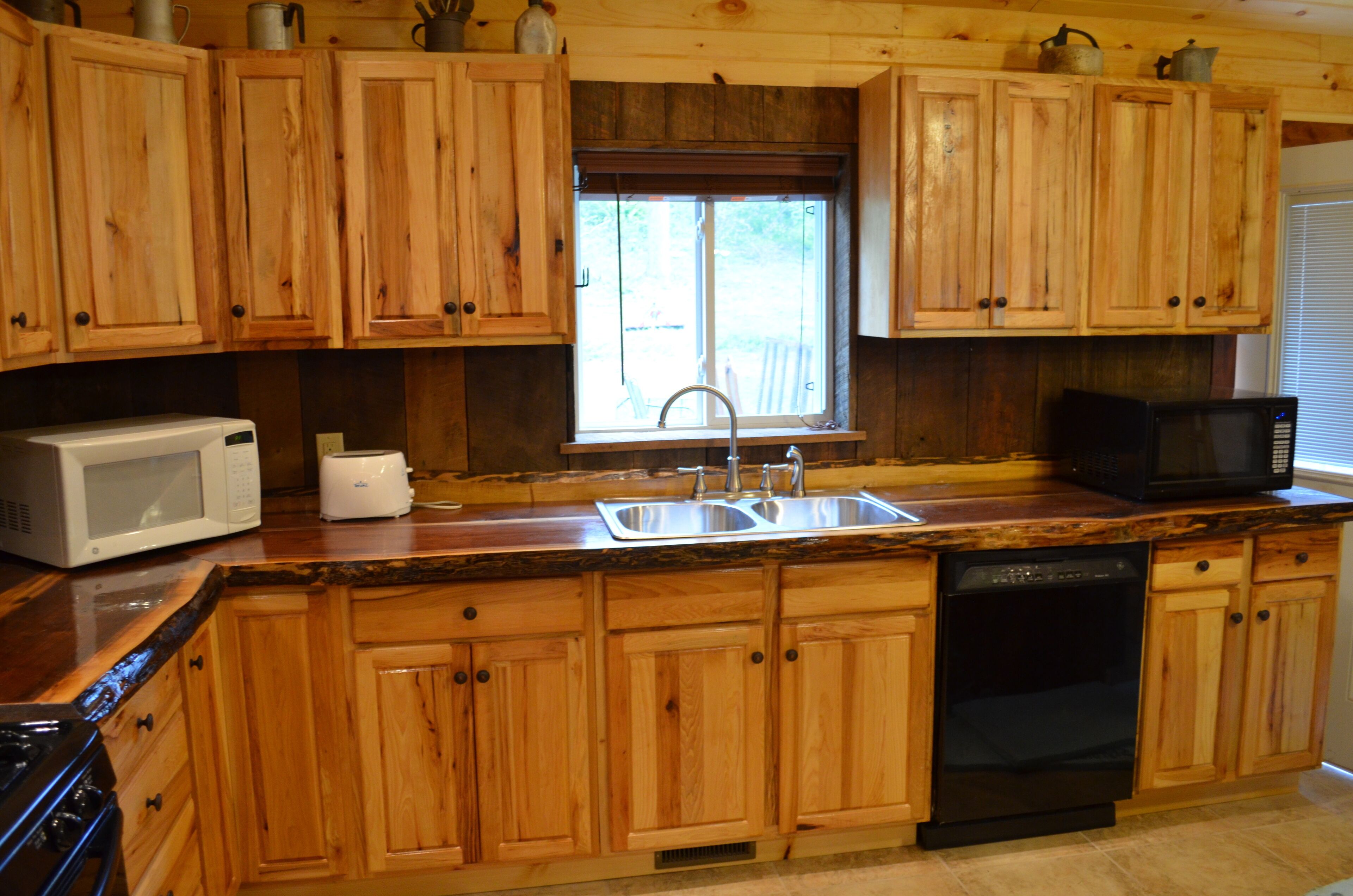 Riverfront Log Cabin, Private Hot Tub, Fireplace, River Access, Universal Access