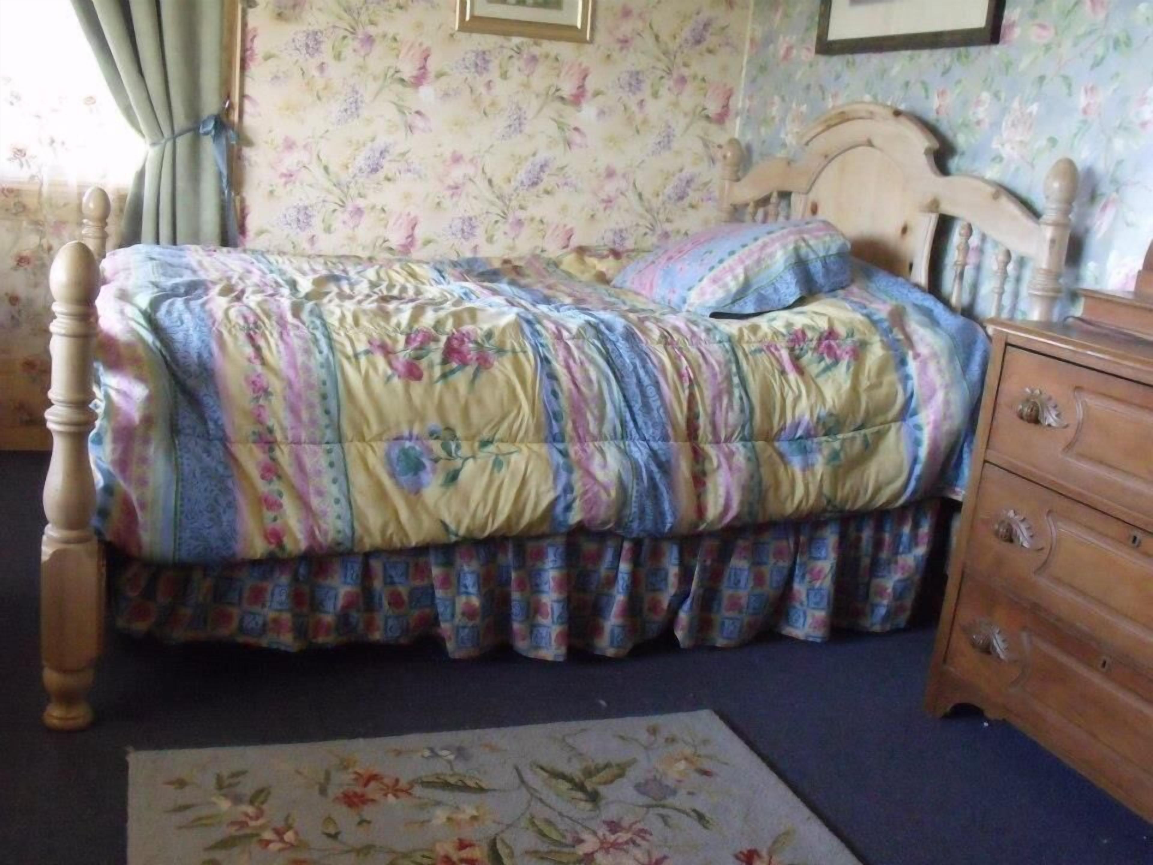 Kasilof Log Accent Bed & Breakfast with Mountain View