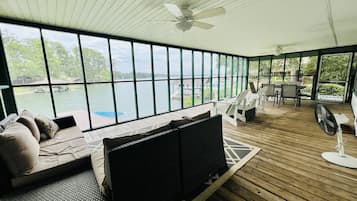 Smart-TV, Kamin, Bücher