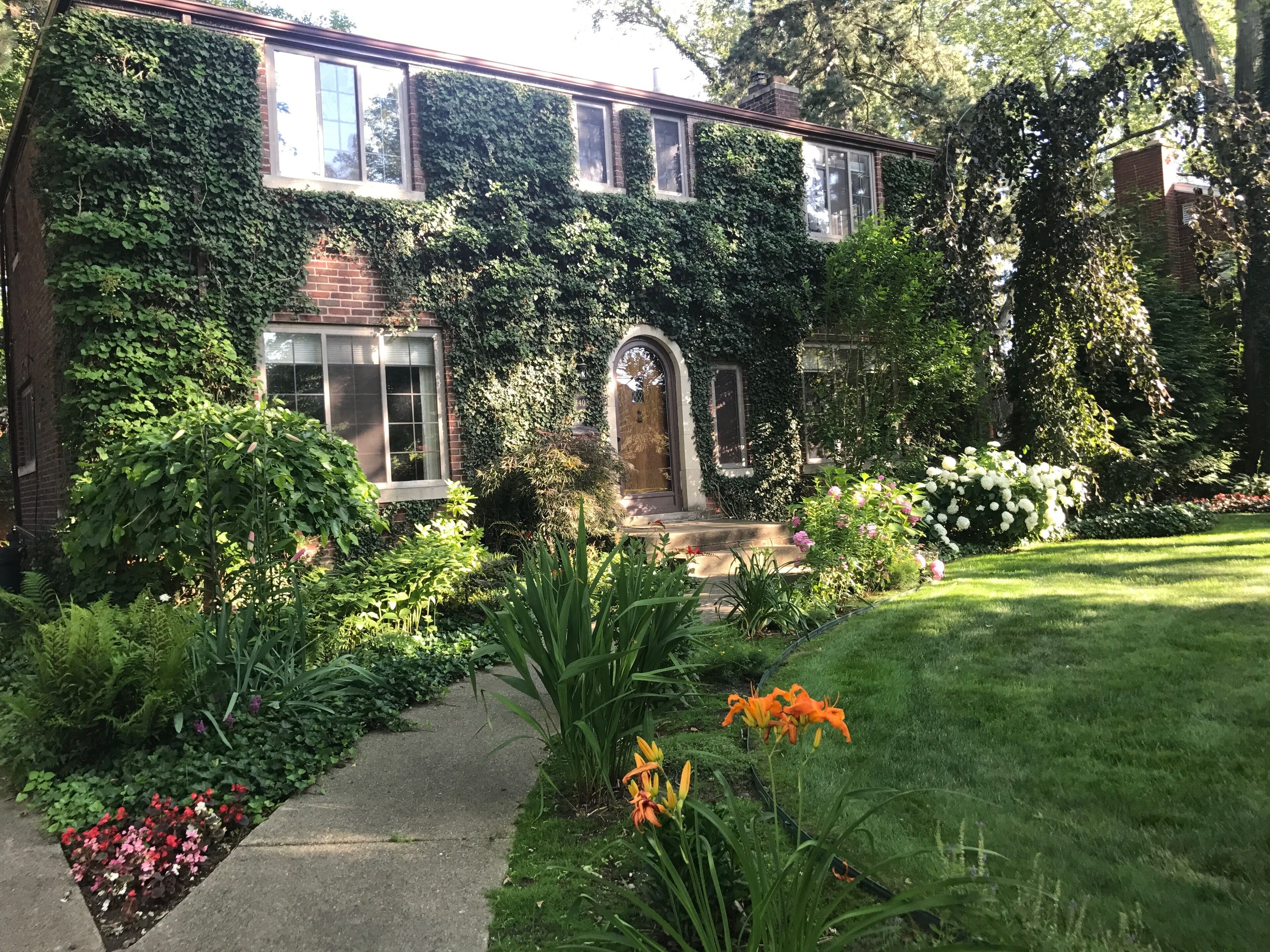 Stately 5 bedroom home in desirable Royal Oak