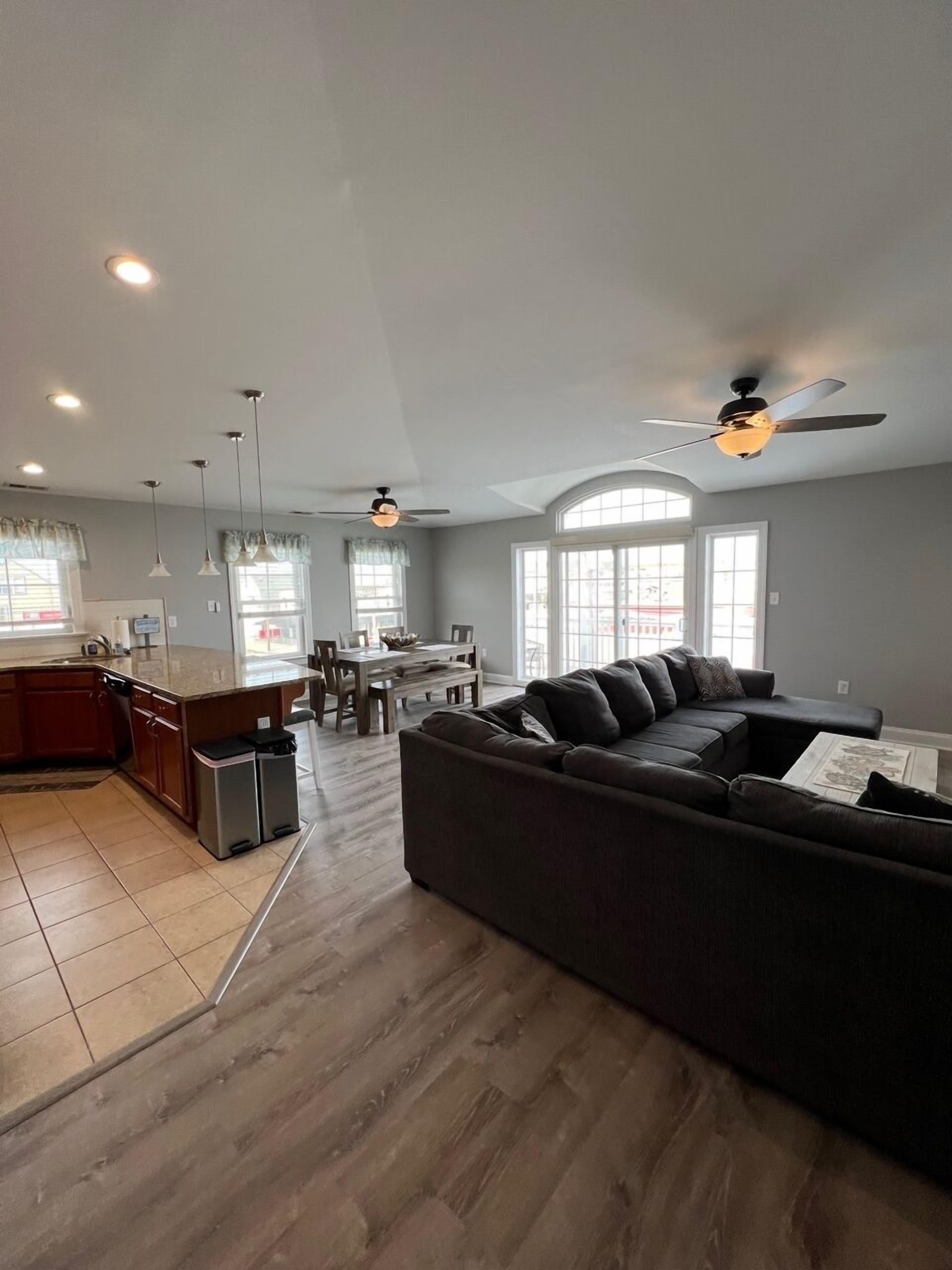 LUXURIOUS BEACH CONDO IN NORTH WILDWOOD, LOCATED ON 1ST AVE.4BR, 2BA, SLEEPS 12!