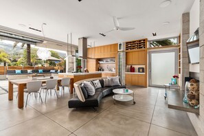 Smart TV, fireplace, books, stereo - La Jolla Modern Beach House 🌴  (La Jolla)