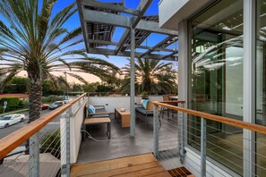 Terrace/patio - La Jolla Modern Beach House 🌴  (La Jolla)