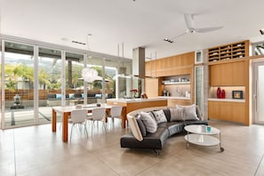 Smart TV, fireplace, books, stereo