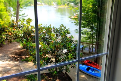  LAKE COTTAGE WITH DECK - 5 Star - 2 kayaks - paddle boat-40 minutes to Columbia