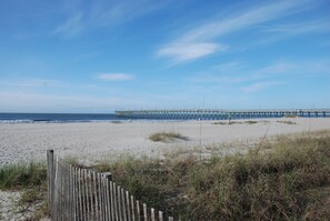 Ranta lähistöllä, aurinkotuoleja